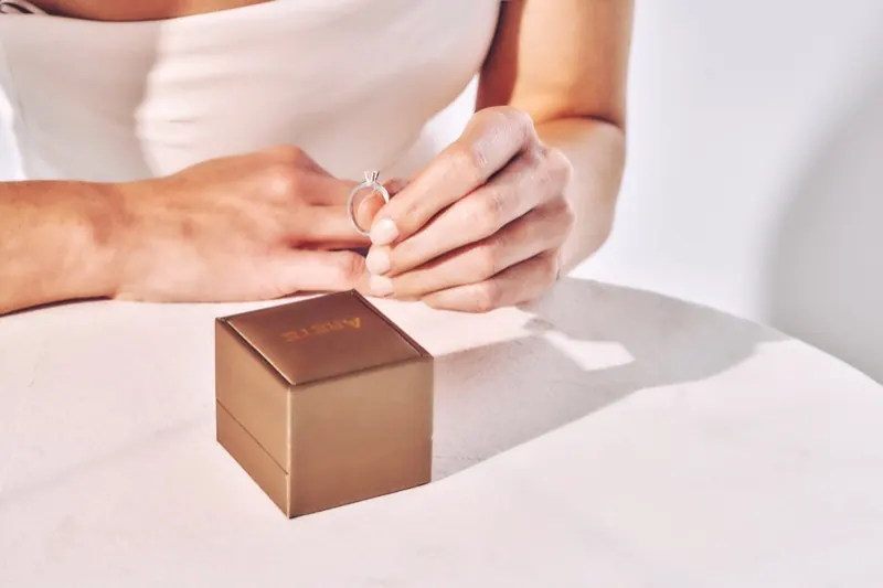 Zásnubní prsten v dárkové krabičce Arete Diamond